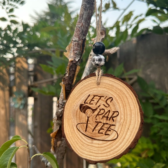 Burned Wood Round Ornament with Golf quote “Let’s Par Tee” - Picture 2 of 3